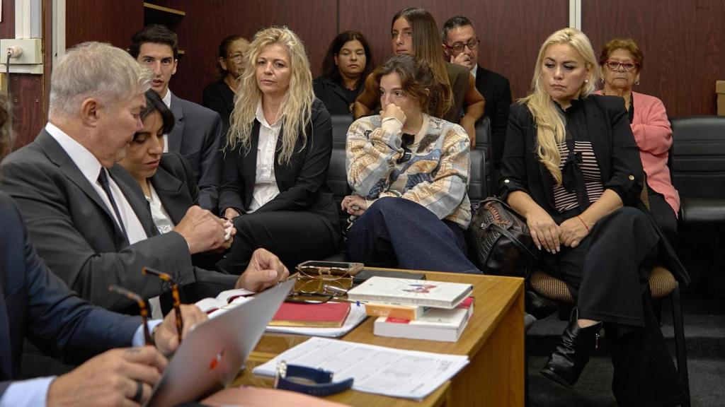 Fernando Burlando, abogado de la familia Maradona; Gianina Maradona Dalma Maradona y Verónica Ojeda, ex esposa de Maradona, en el juicio