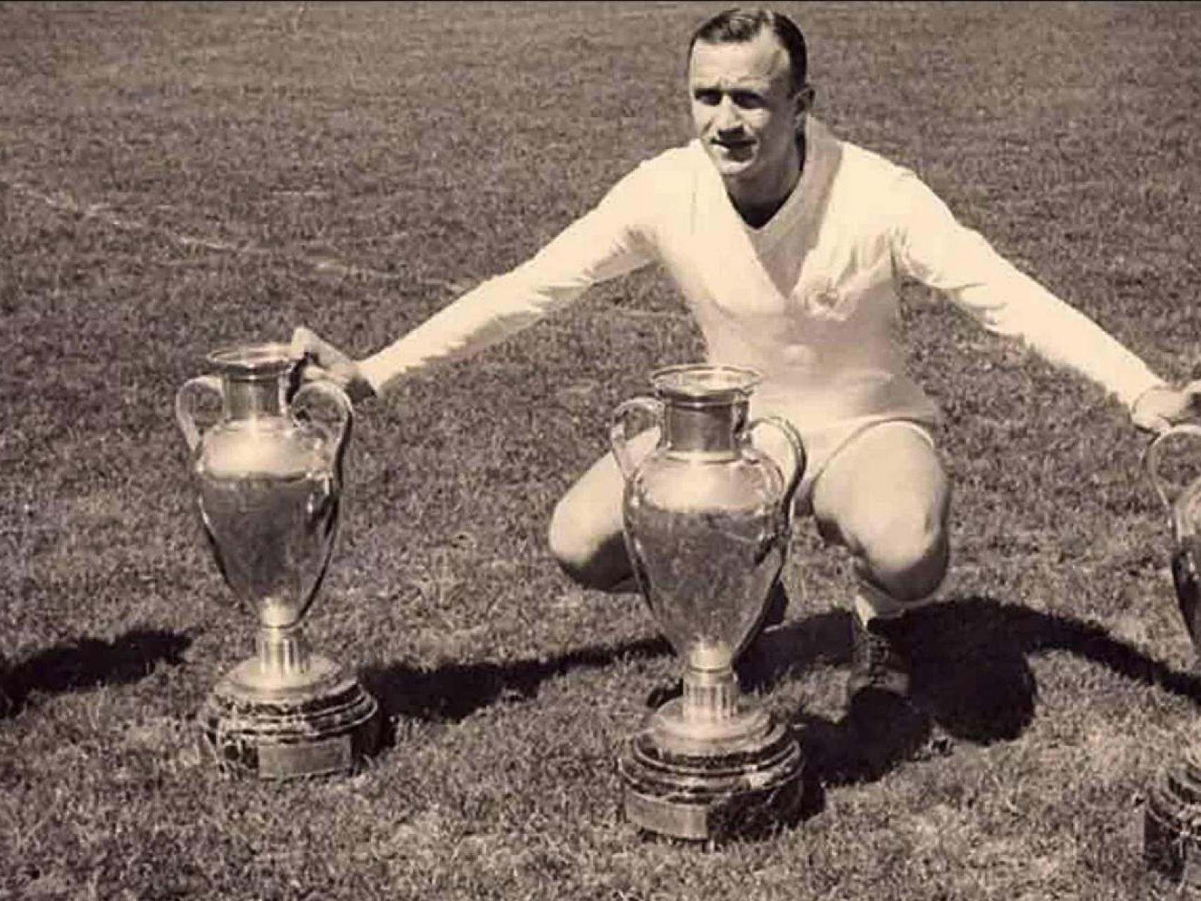 José Emilio Santamaría, posando con sus cuatro Copas de Europa ganadas con el Real Madrid