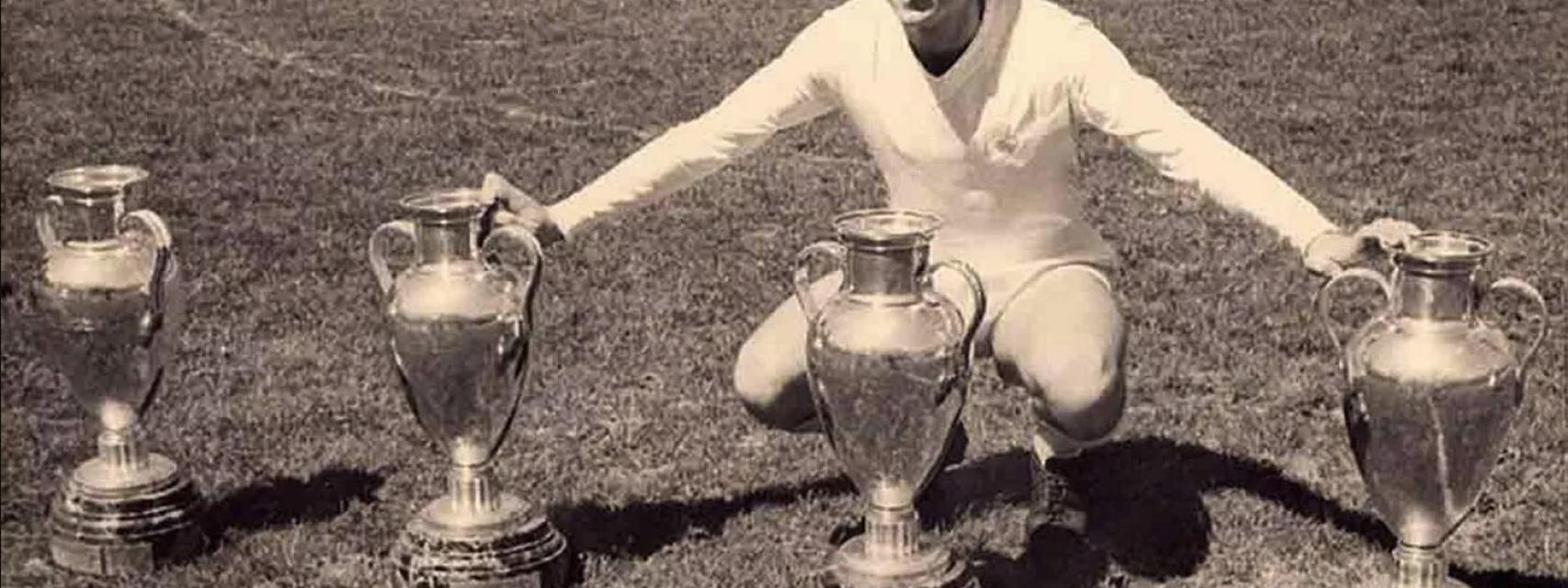 José Emilio Santamaría, posando con sus cuatro Copas de Europa ganadas con el Real Madrid