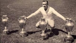 José Emilio Santamaría, posando con sus cuatro Copas de Europa ganadas con el Real Madrid