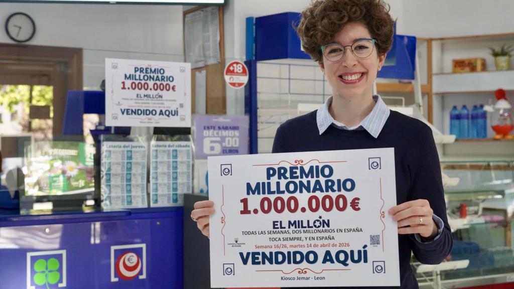 Un boleto validado en León, agraciado con el premio de ‘El Millón’ en el sorteo del Euromillones en la administración de loterías de la calle José Aguado. En la imagen, la propietaria del establecimiento, Ana Oláiz