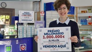 Un boleto validado en León, agraciado con el premio de ‘El Millón’ en el sorteo del Euromillones en la administración de loterías de la calle José Aguado. En la imagen, la propietaria del establecimiento, Ana Oláiz