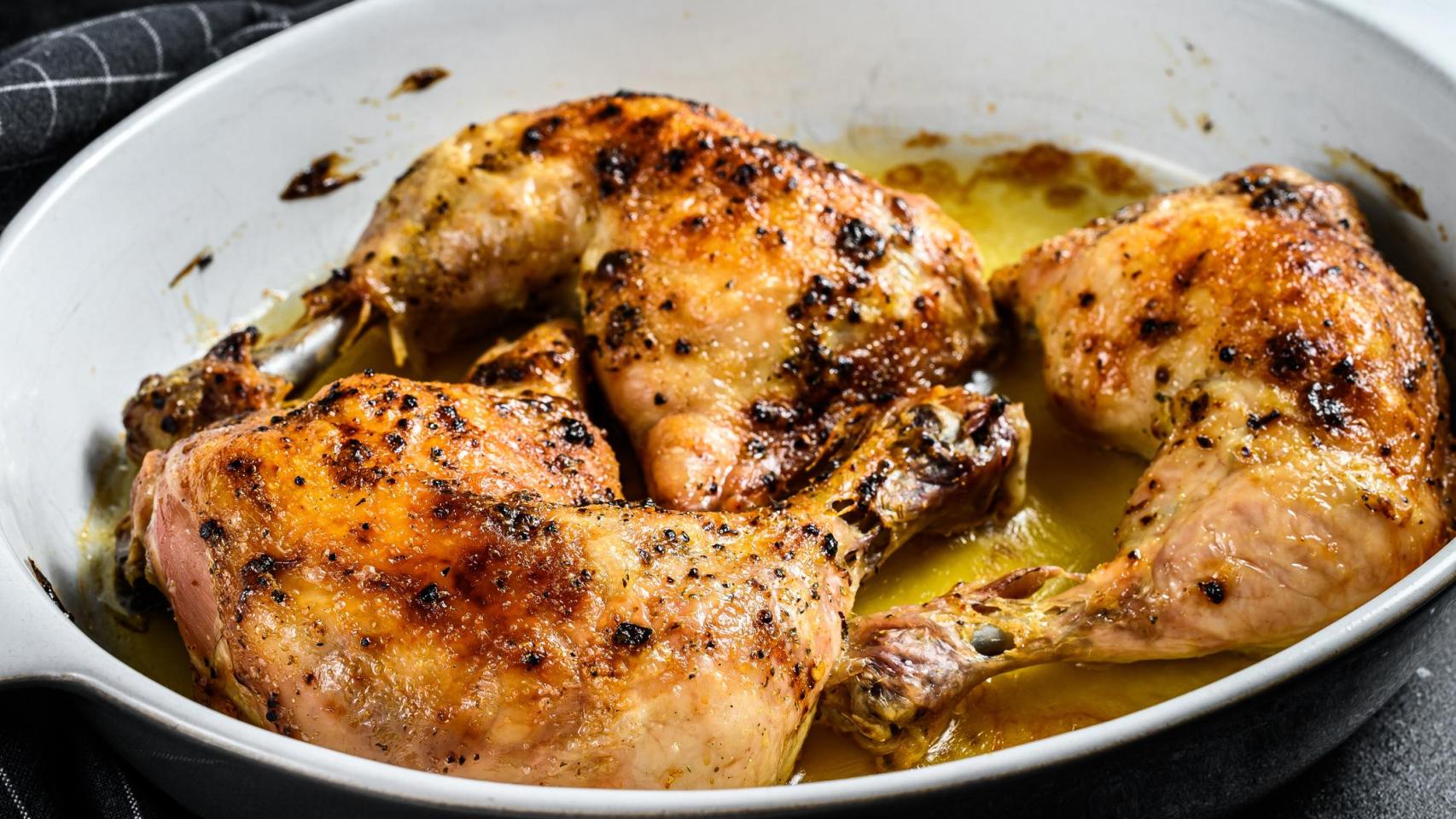 Muslos de pollo asado.