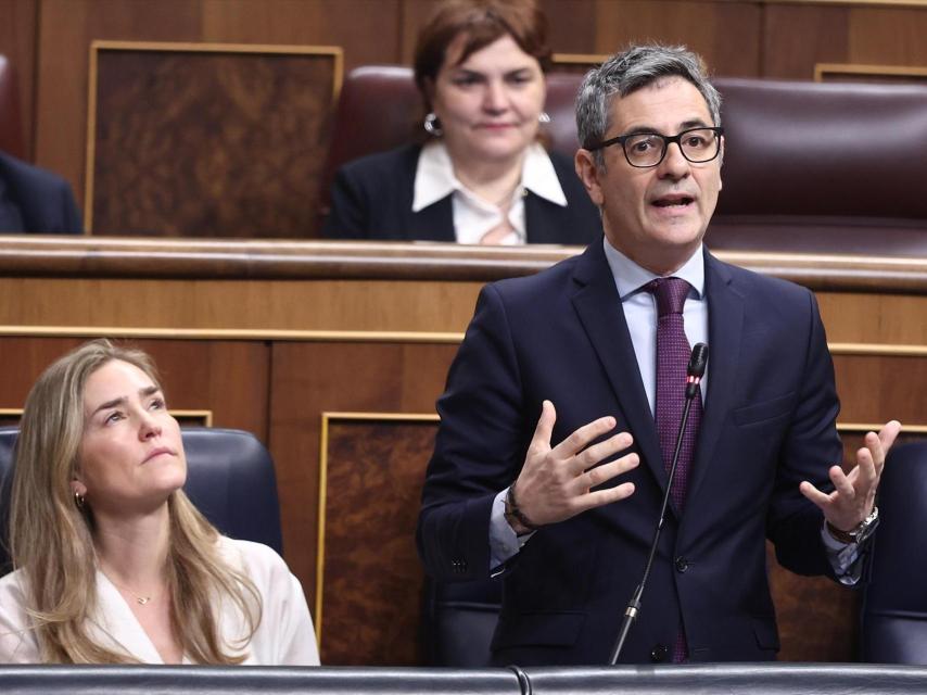 Félix Bolaños, junto a la vicepresidenta tercera Sara Aagesen, en el Congreso.