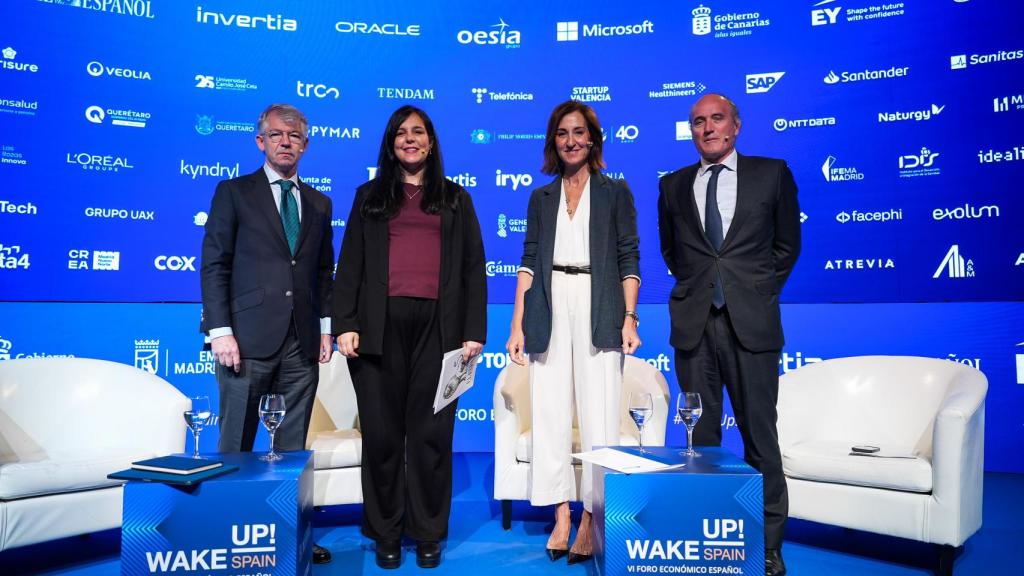 De izquierda a derecha; Alberto Alonso, director financiero y de Estrategia de la Empresa Municipal de Transportes (EMT) de Madrid; Laura Piedehierro, redactora de Bolsa de EL ESPAÑOL-Invertia; Concha Santos, presidenta de ANCI; y Julián Núñez, presidente de Seopan (Asociación de Empresas Constructoras y Concesionarias de Infraestructuras); en la tercera jornada del Wake Up, Spain! Wake Up, Europe! 'Crecimiento, cohesión e incertidumbre'.