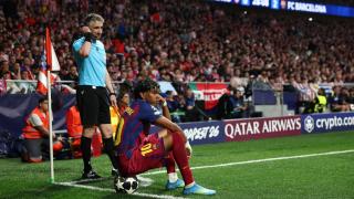 Lamine Yamal, sentado en un rincón durante el Atlético - Barça