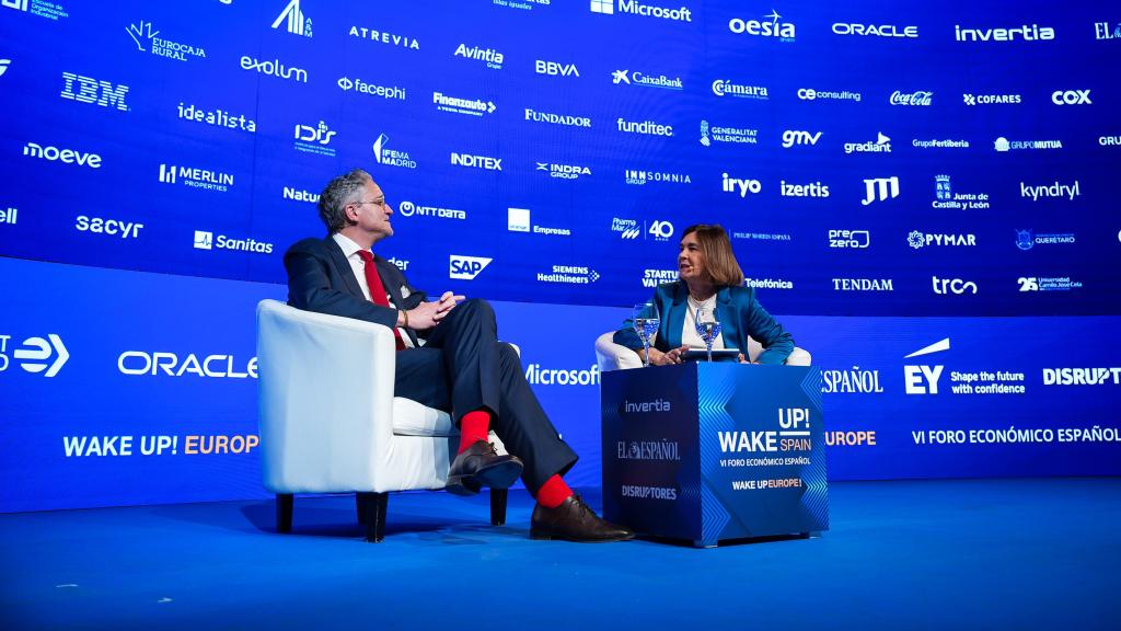 Alejandro Romero, socio y CEO global de LLYC, durante su conversación con la periodista Charo Izquierdo, directora de Magas.