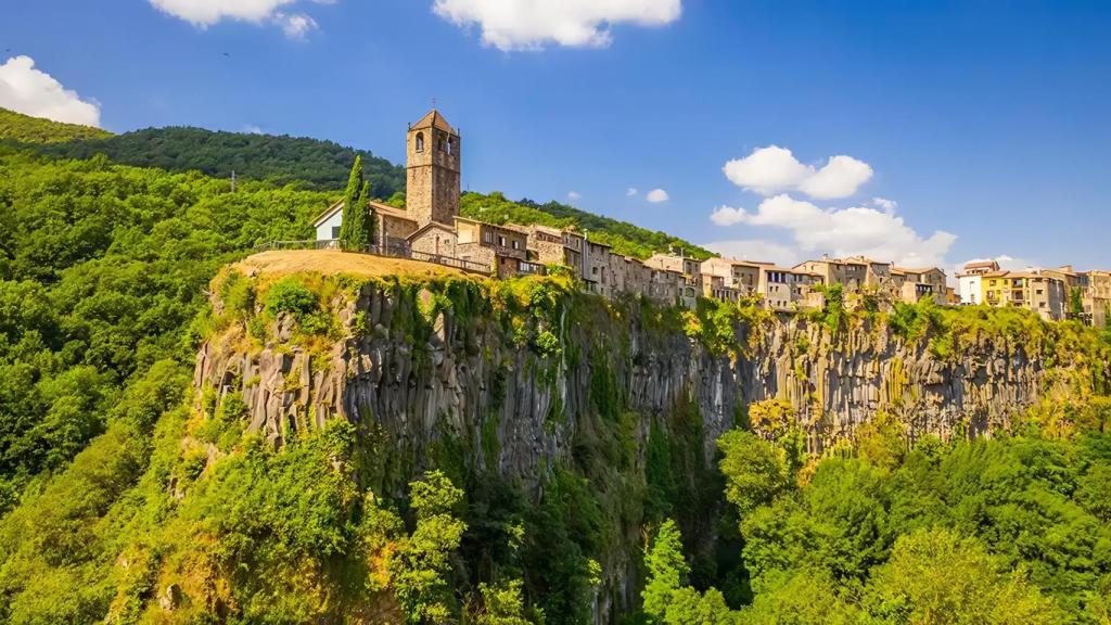 El pueblo medieval español colgado sobre una muralla de lava.
