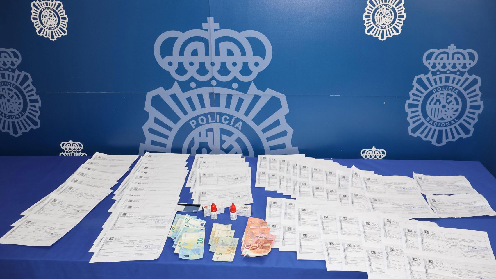 Recetas falsificadas, medicamento y dinero incautado del detenido
