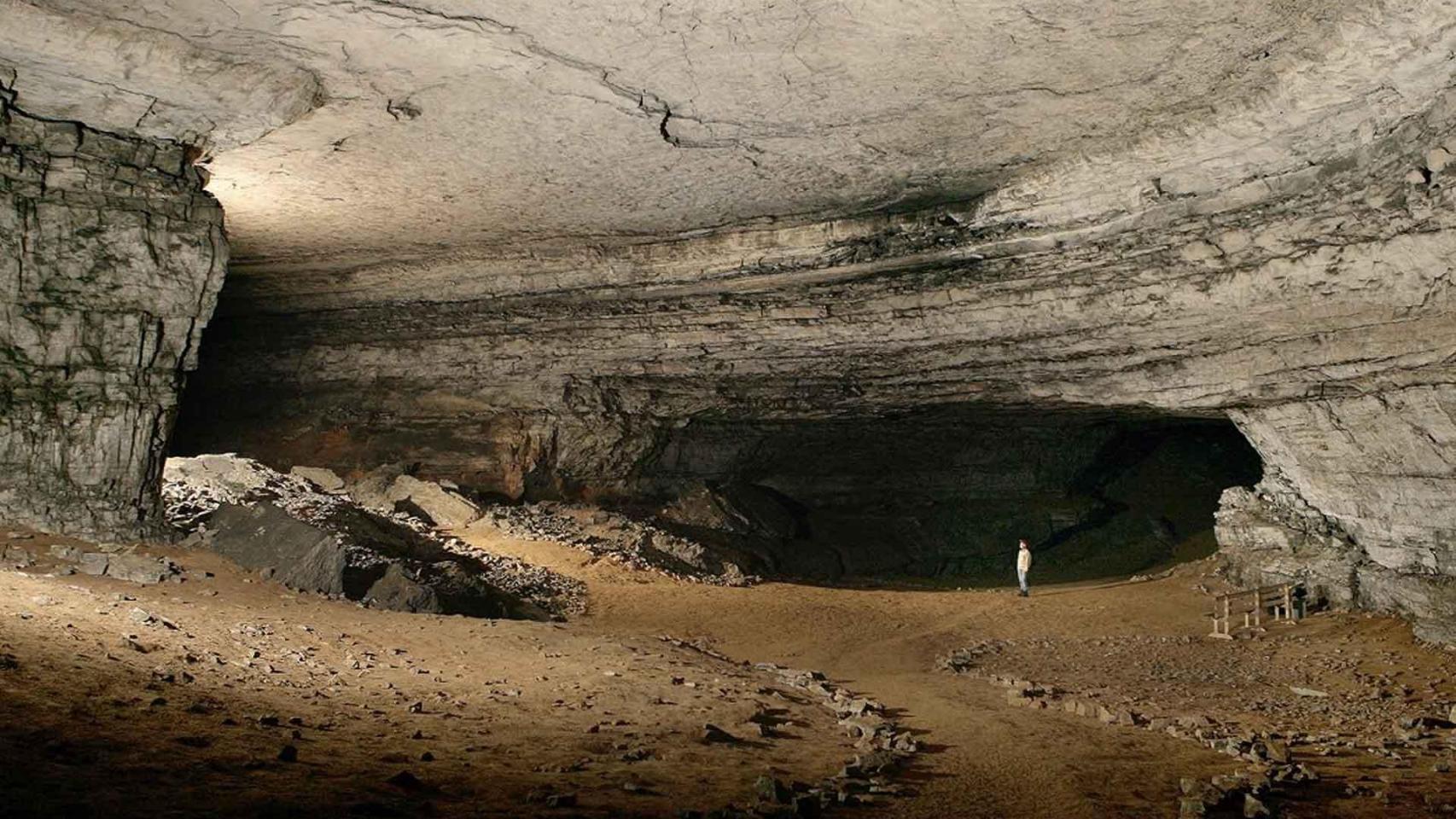 El sistema de cuevas Mammoth contiene el sistema de pasajes de cuevas más extenso conocido en el mundo.