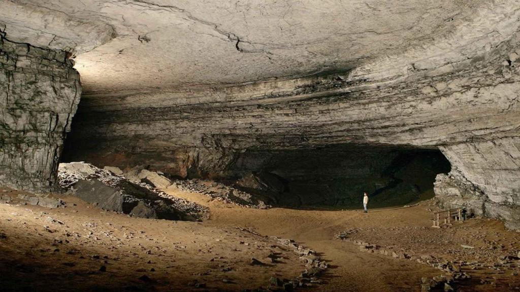 El sistema de cuevas Mammoth contiene el sistema de pasajes de cuevas más extenso conocido en el mundo.
