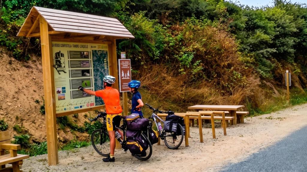 Dos ciclistas en la Vía Verde de Compostela-Tambre-Lengüelle