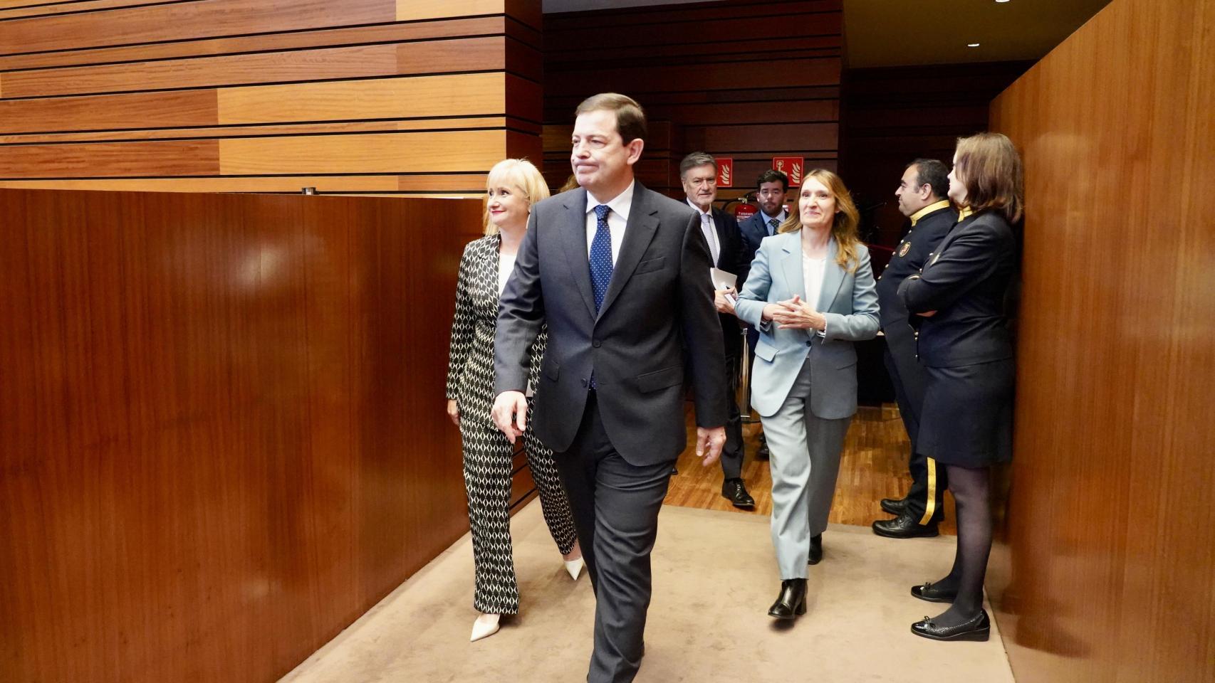 El presidente de la Junta de Castilla y León en funciones, Alfonso Fernández Mañueco, a su llegada a la sesión constitutiva de la XII Legislatura en las Cortes, este martes