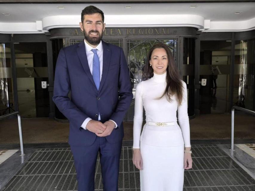 José Ángel Antelo, expresidente provincial de Vox en Murcia, posando con la exdiputada de Vox, Virginia Martínez, en la Asamblea Regional.