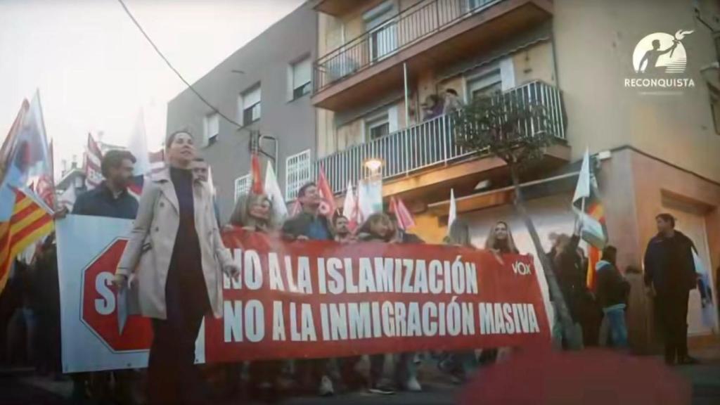 La manifestación de Reconquista con el logo de Vox en la pancarta.