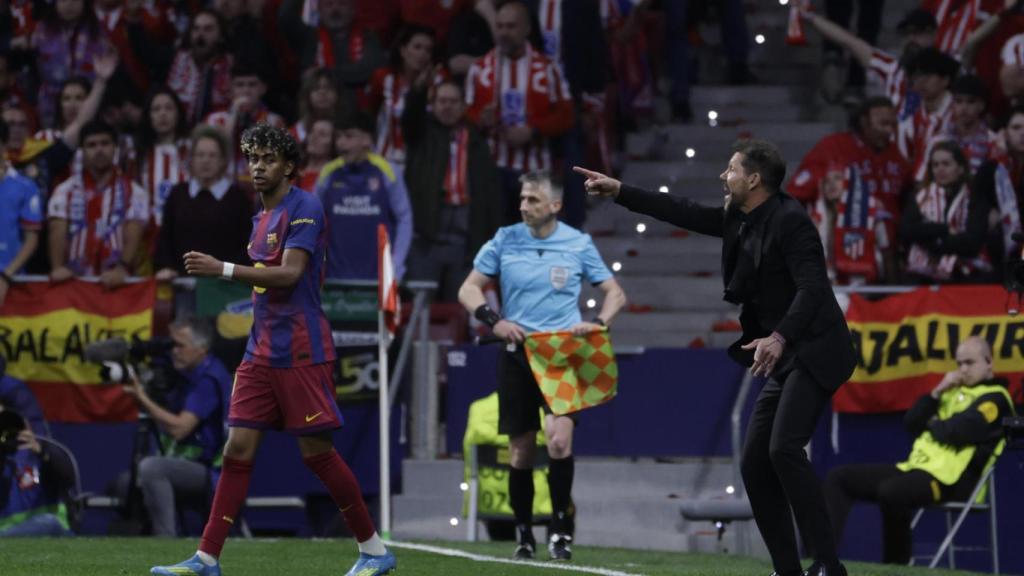 Diego Simeone y Lamine Yamal, durante el Atlético - Barcelona