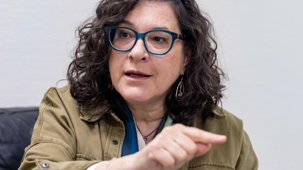 Lola Alcónez gesticula durante la entrevista.