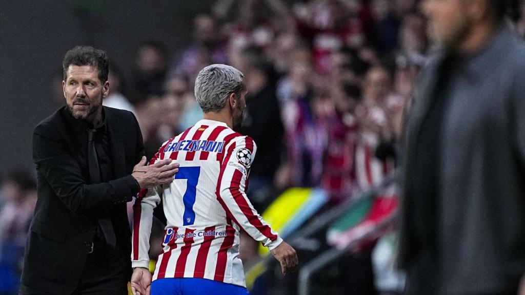 Diego Simeone, junto a Griezmann, durante el partido entre Atlético de Madrid y Barcelona
