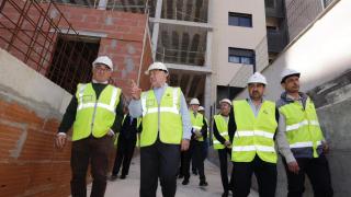 Jesús Julio Carnero visitando unas obras de nuevas viviendas.