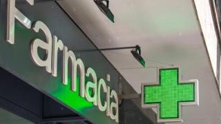 Fachada y cruz verde de una farmacia
