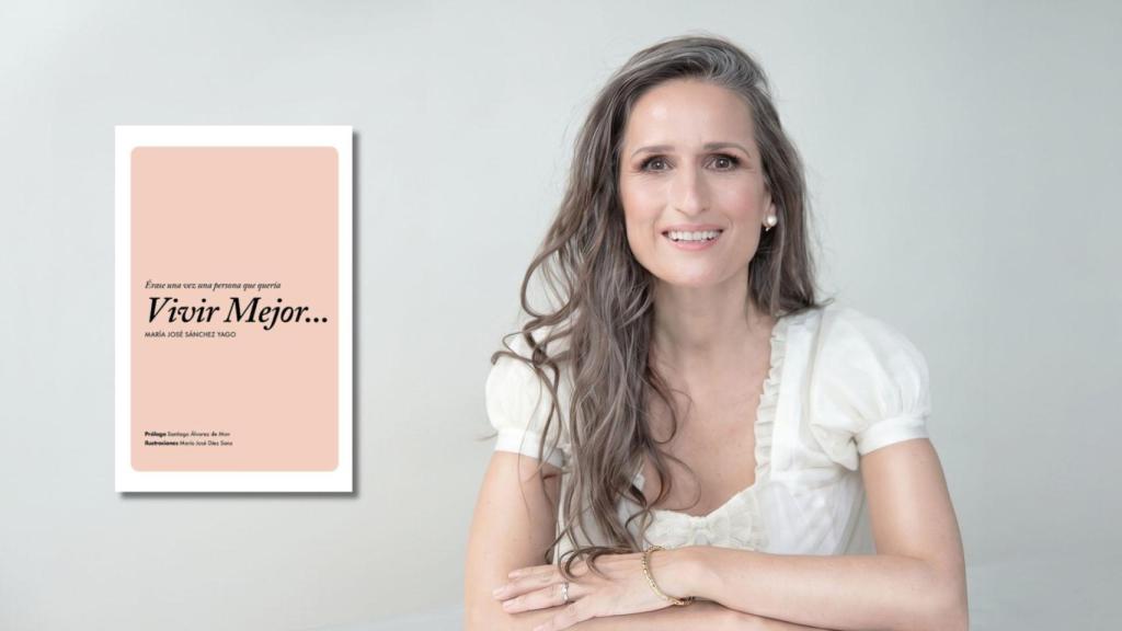 María José Sánchez Yago junto a la portada de su primer libro 'Érase una vez una persona que quería vivir mejor...'.