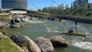 Algunos piragüistas poniendo a prueba el canal de Aguas Bravas, en Zaragoza.