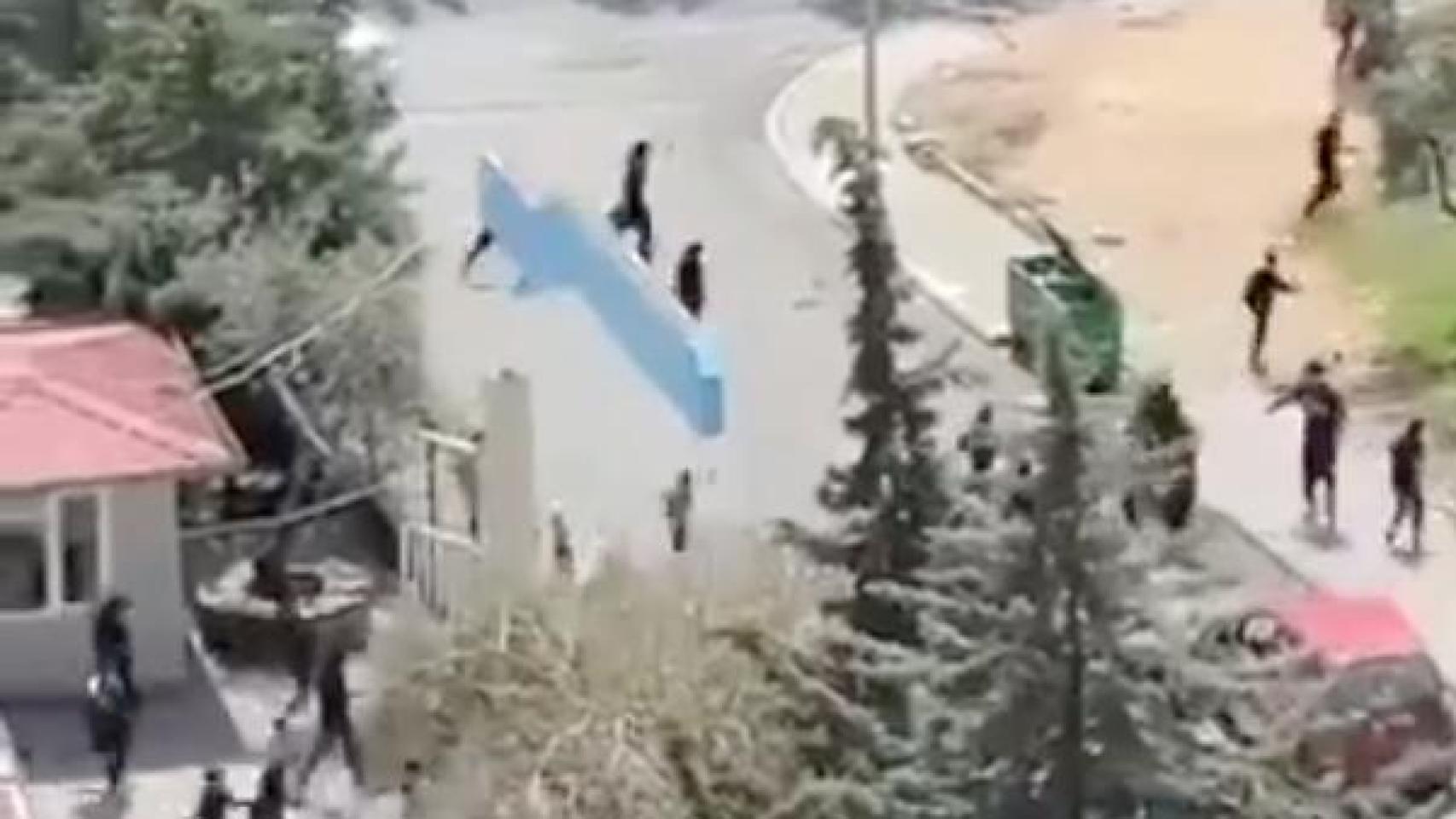 Gente huyendo del colegio de Kahramanmaraş (Turquía) donde se ha producido el tiroteo.