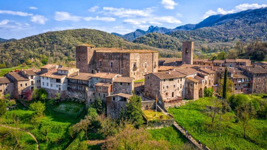 Vista de la villa medieval de Santa Pau.