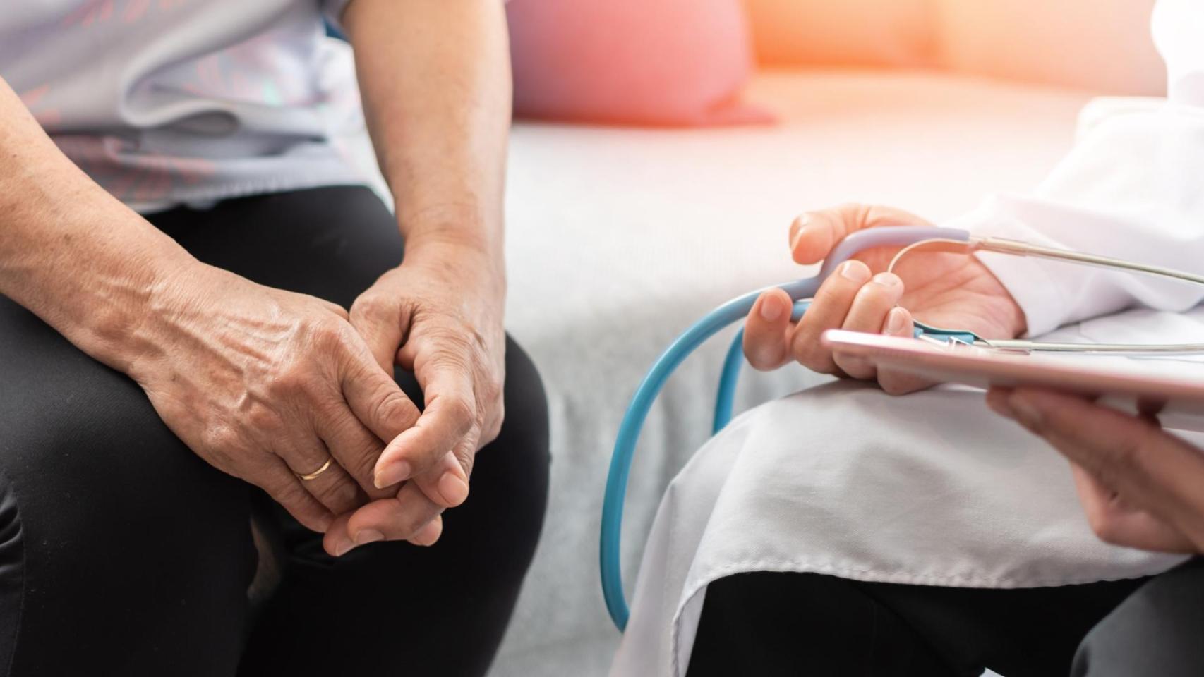 Una doctora atiende a una mujer con menopausia.