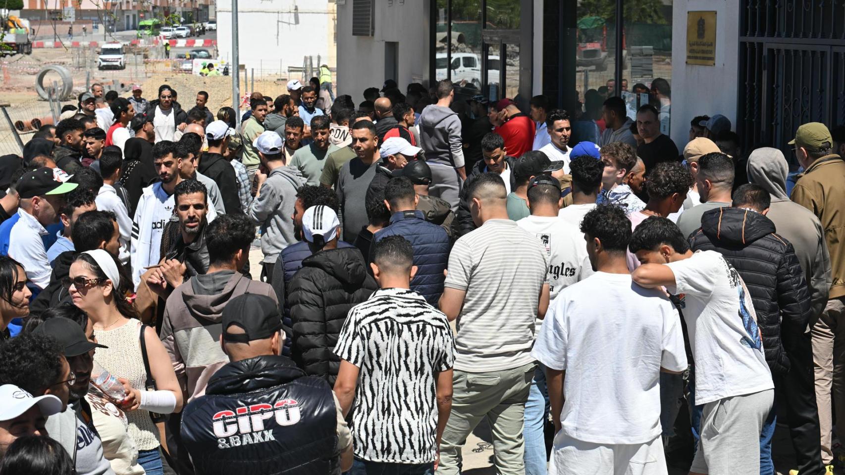 Ciudadanos marroquíes frente al Consulado de Marruecos en Almería.