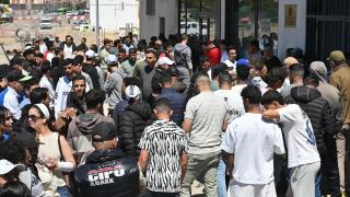 Ciudadanos marroquíes frente al Consulado de Marruecos en Almería.
