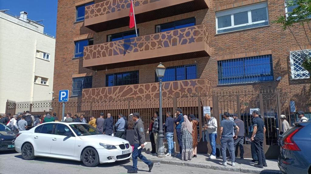 Ciudadanos marroquíes haciendo cola para obtener el certificado de antecedentes penales limpio en el Consulado de Madrid.