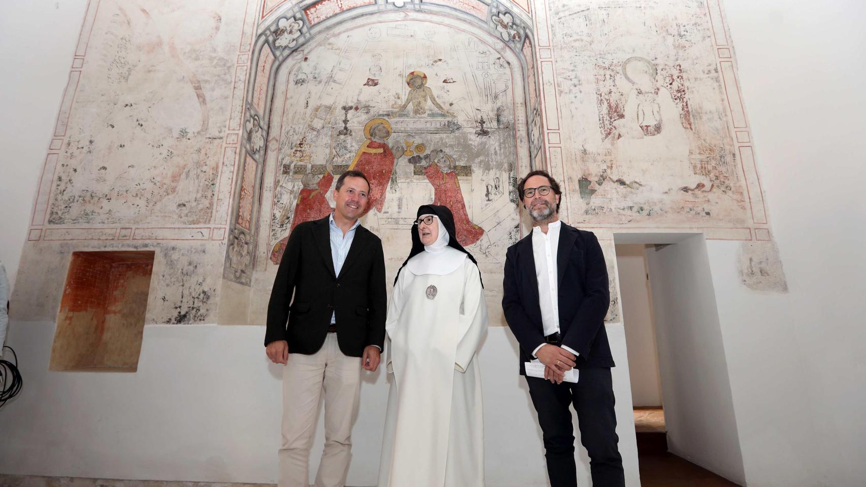 La capilla de San Jerónimo del convento de las Concepcionistas es uno de los espacios que se podrán visitar. Esta mañana, el alcalde de Toledo, Carlos Velázquez, la madre superiora de las Concepcionistas, sor Julia, y el gerente del Consorcio, Jesús Corroto.