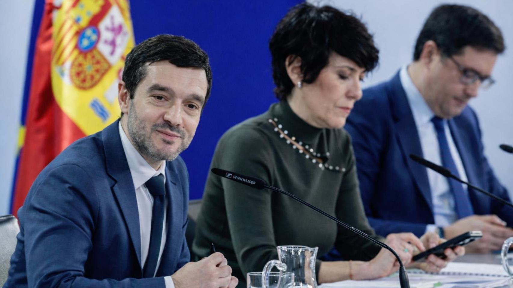 Pablo Bustinduy, Elma Saiz y Óscar López en una rueda de prensa.