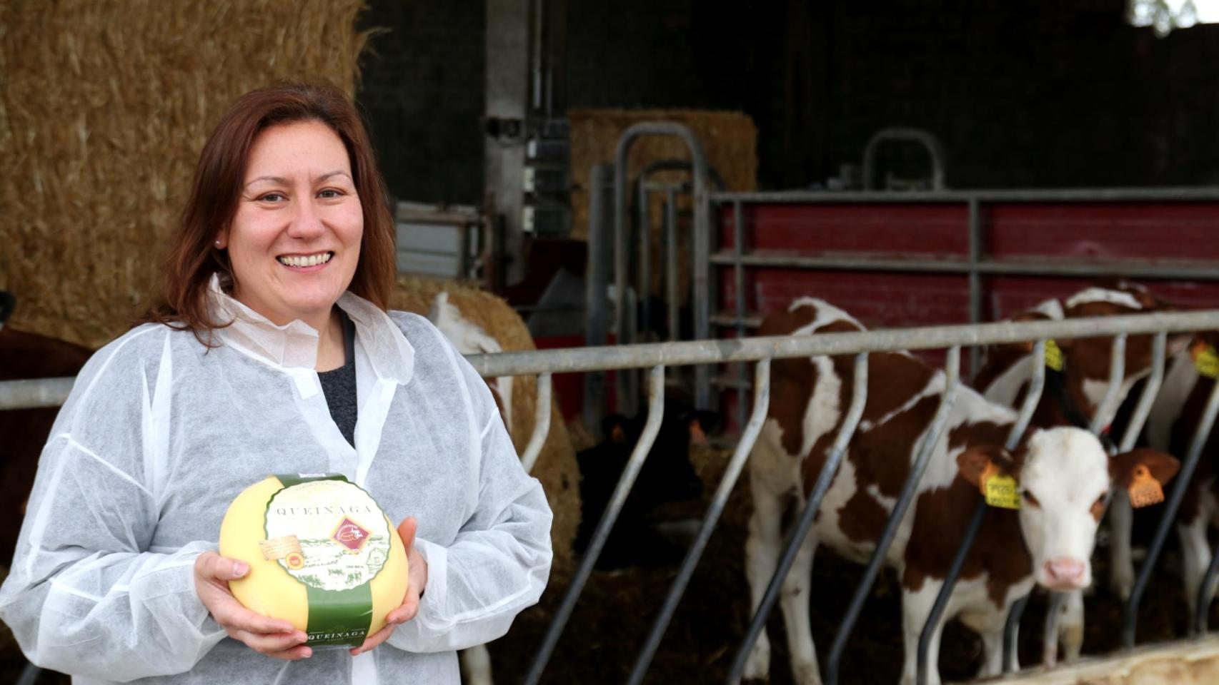 Verónica, junto a las vacas de cuya leche se hacen los quesos.