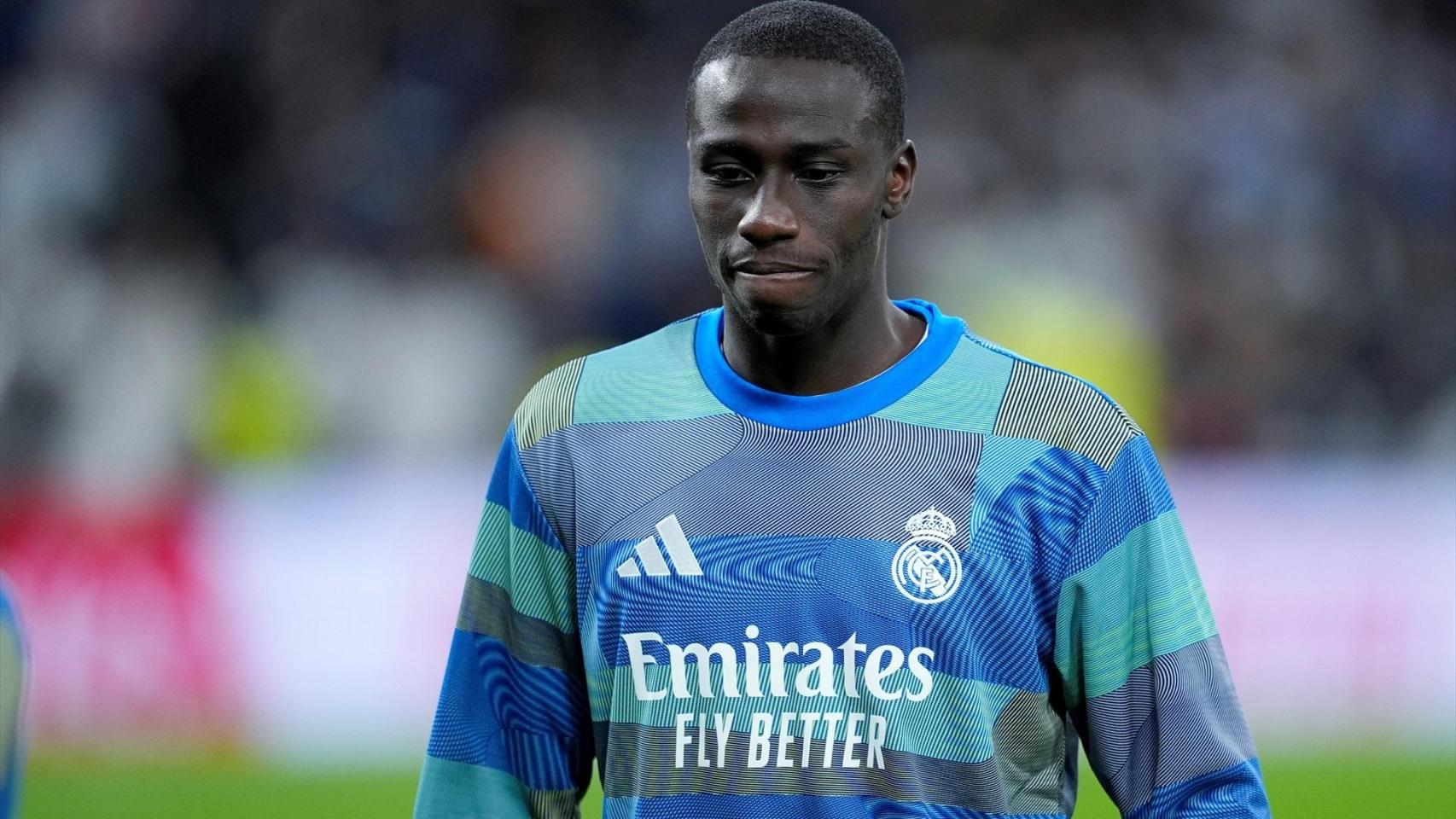 Ferland Mendy, calentando con el Real Madrid