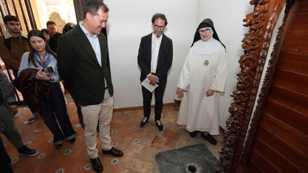 Sor Julia muestra el bendiciario del convento, un pozo que recoge las partículas del cuerpo de Cristo tras lavar los purificadores de la misa.