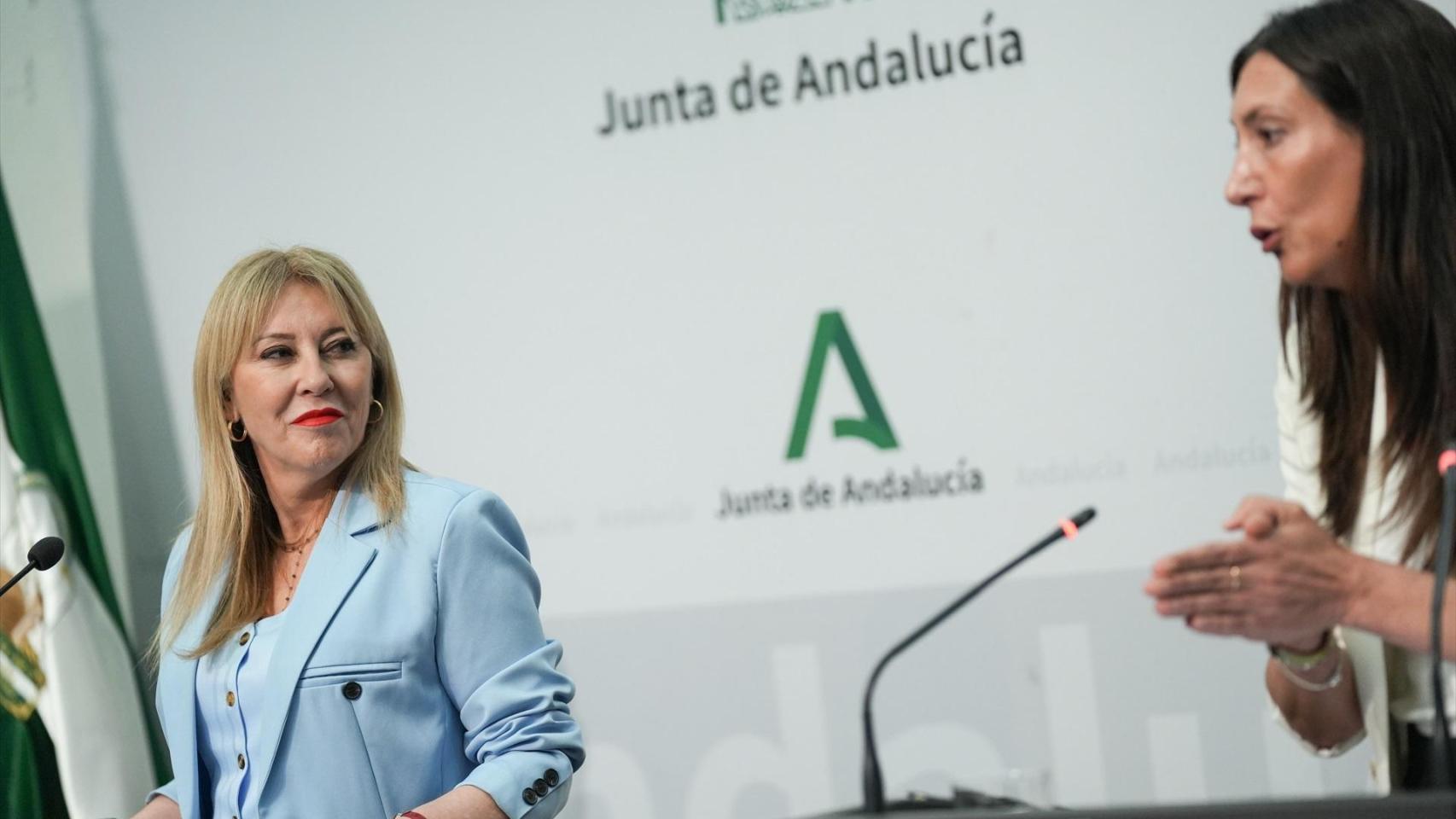 La consejera de Inclusión Social, Juventud, Familias e Igualdad de la Junta de Andalucía, Loles López (d), interviene en la rueda de prensa posterior a la reunión semanal del Consejo de Gobierno andaluz.