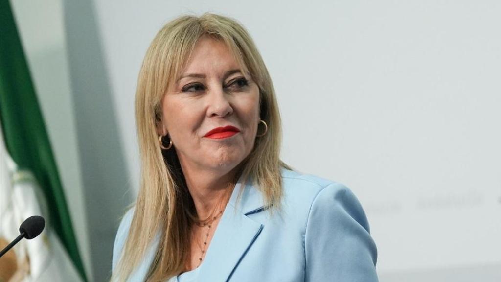 La consejera de Inclusión Social, Juventud, Familias e Igualdad de la Junta de Andalucía, Loles López (d), interviene en la rueda de prensa posterior a la reunión semanal del Consejo de Gobierno andaluz.