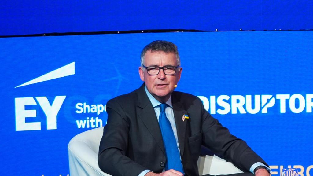Sir Bernard Jenkin (Partido Conservador), Nicolás de Pedro y Graeme Downie (Partido Laborista).