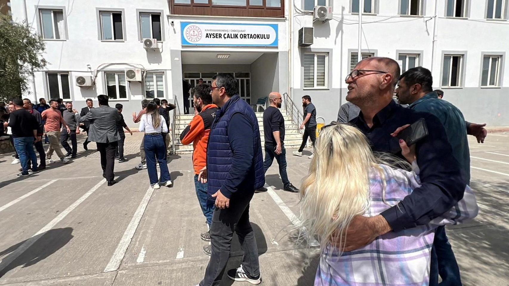 Entrada a la escuela turca en la que se ha registrado el tiroteo.