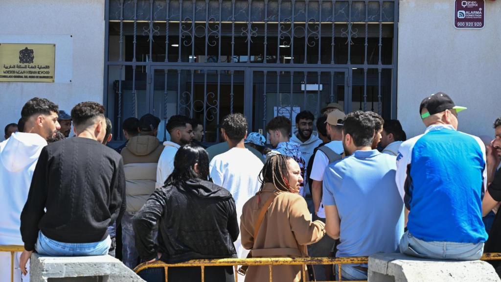 Centenares de ciudadanos marroquíes hacen cola frente al Consulado de Marruecos en Almería a la espera de obtener su certificado de antecedentes penales para la regularización extraordinaria de migrantes.