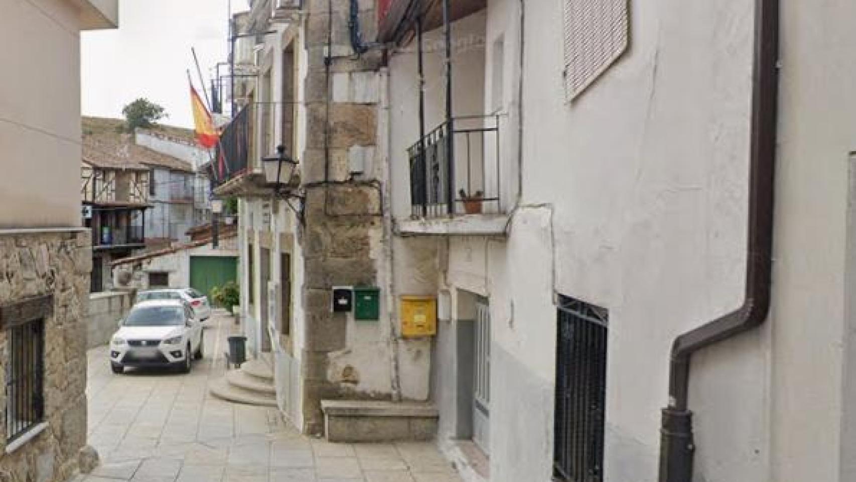 Al fondo, Casa Consistorial de El Cerro (Salamanca).