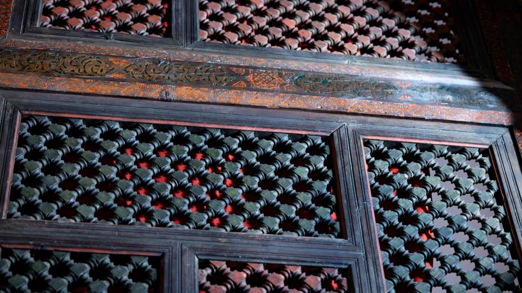 La celosía de las puertas de Santa Isabel con las tonalidades rojas y verdes descubiertas con la restauración.