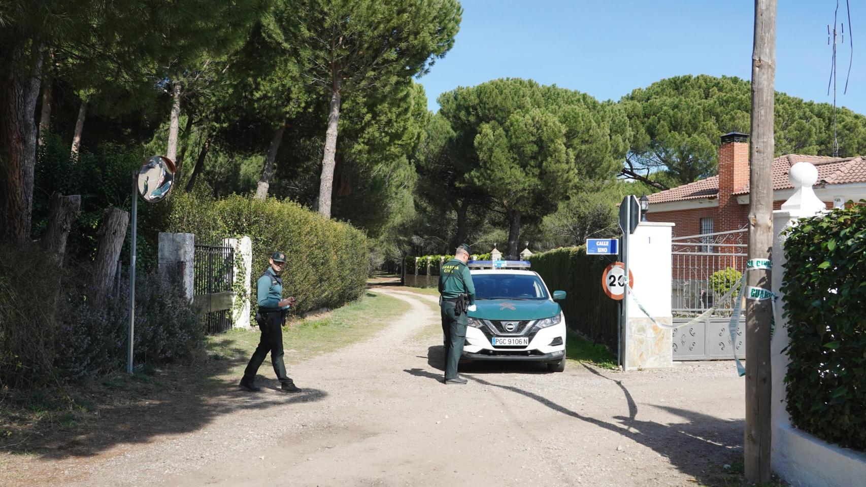 La Guardia Civil durante los registros en 2022 en la casa en Traspinedo de Óscar.