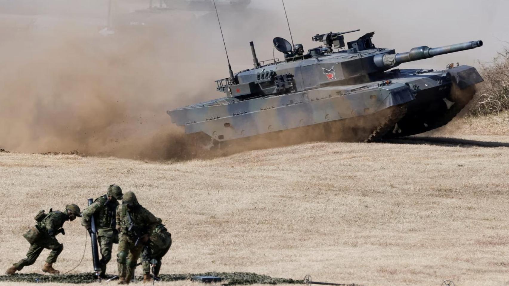 Tanques Type 10 en acción durante el simulacro anual de Año Nuevo de la 1.ª Brigada Aerotransportada de la Fuerza Terrestre de Autodefensa de Japón, en el campo de ejercicios de Narashino (Funabashi, este de Tokio), el 11 de enero de 2026.