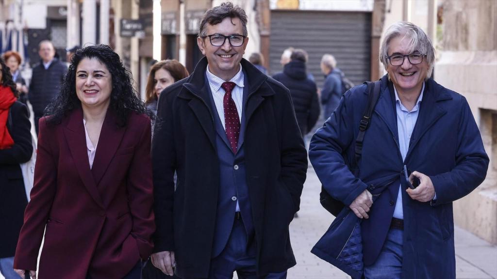 Ana García (CCOO), Vicente Lafuente (CEV) y Tino Calero (UGT), la semana pasada en el Palau de la Generalitat. Rober Solsona / EP