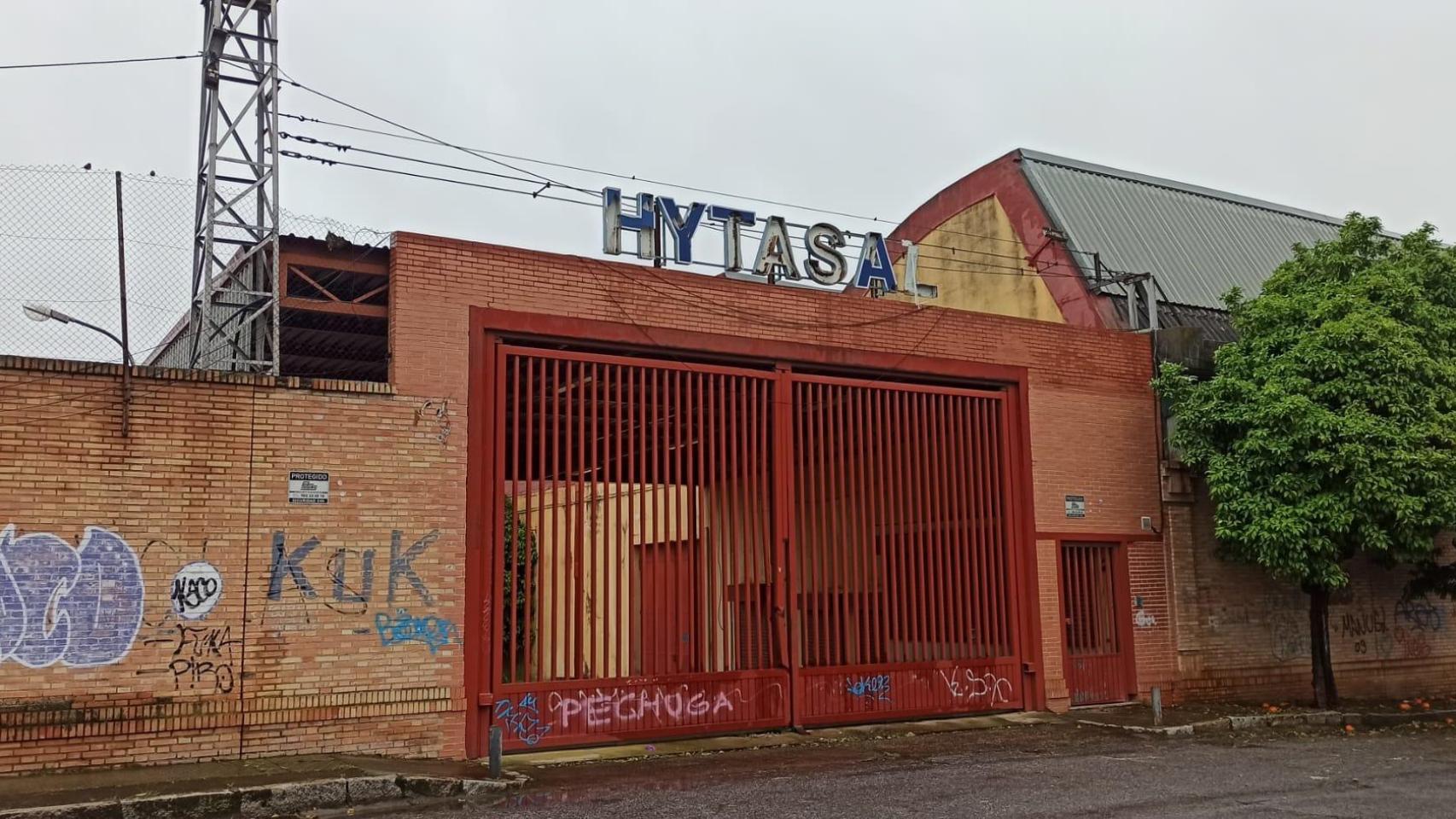 Entrada a las naves de la antigua Hytasa, en El Cerro del Águila, en Sevilla.