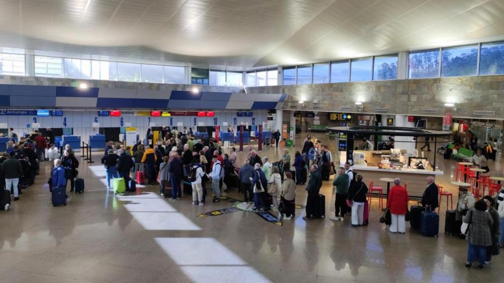 Cola de viajeros para facturar en la terminal de Alvedro.