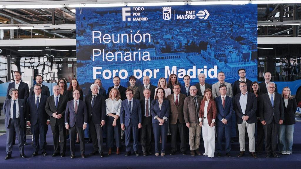 Foto de familia con los participantes en el Pleno del Foro por Madrid.